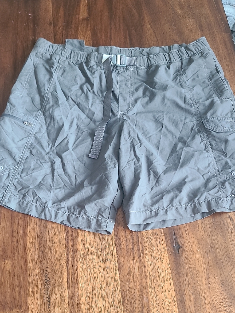Mens Columbia Omni Shade shorts Size Large Grey